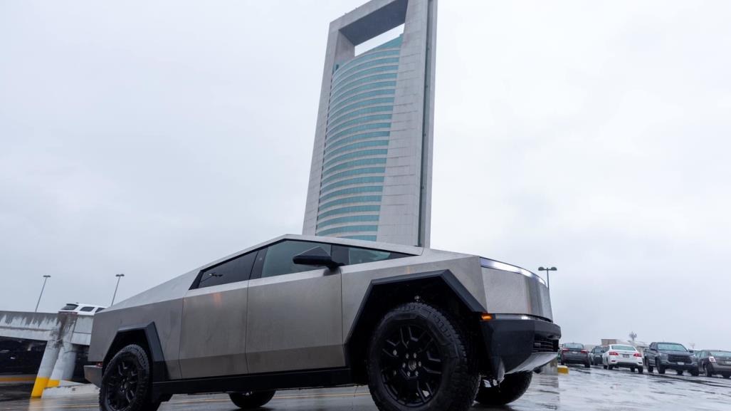 Presume gobernador Samuel García la primera Cybertruck de Tesla en Nuevo León