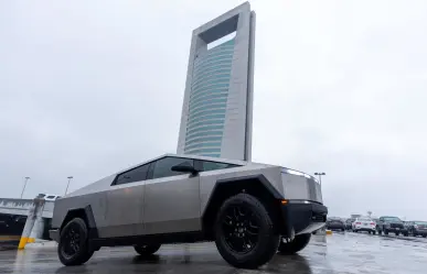 Presume gobernador Samuel García la primera Cybertruck de Tesla en Nuevo León