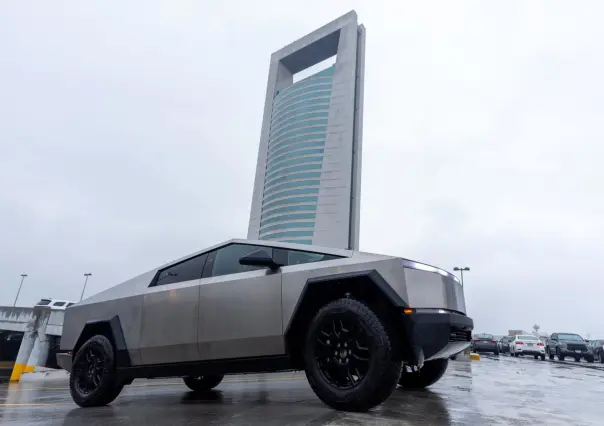 Presume gobernador Samuel García la primera Cybertruck de Tesla en Nuevo León