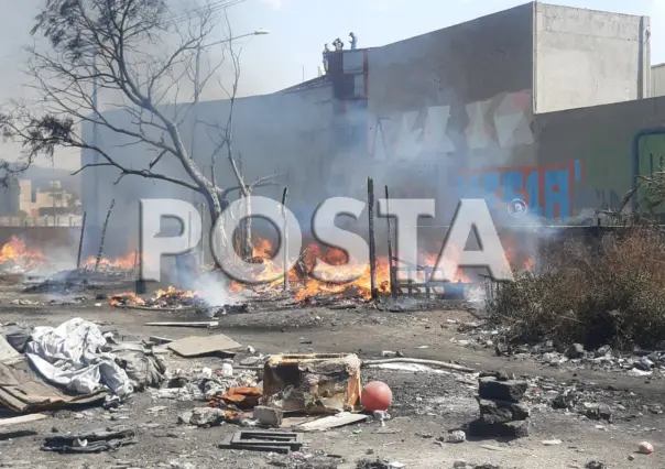 Arde basura en gran cantidad en Vaso Regulador de Iztapalapa, no hay heridos