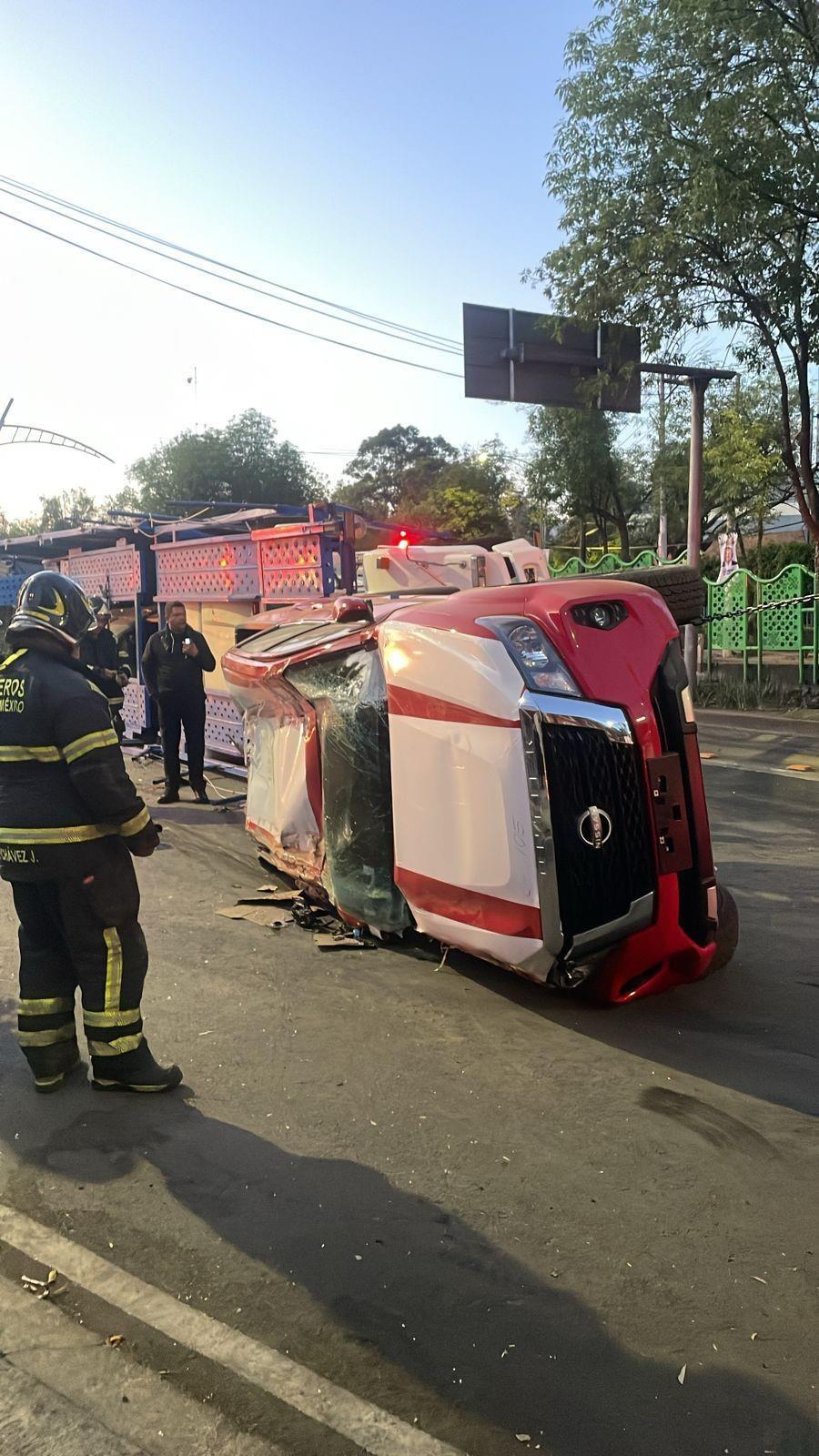 Trailero pierde el control, vuelca y deja 7 camiones destrozados