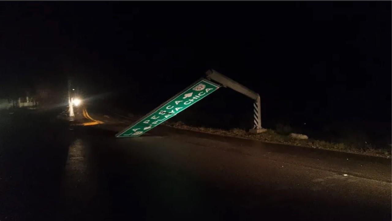 Destrozos causados por los fuertes vientos. Foto: Redes Sociales