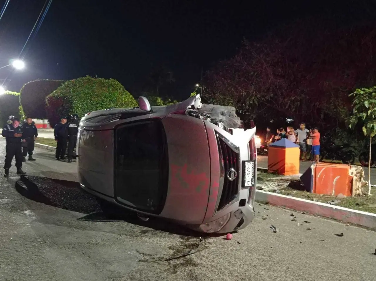 El alcohol  y la falta de precaución hicieron que un sujeto perdiera el control de su vehículo Nissan y se impactara contra una estructura y volcara en calles de Tizimín.- Foto de redes sociales