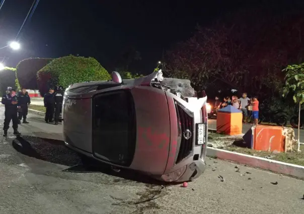 Falta de precaución y el alcohol generan volcadura de un auto en Tizimín