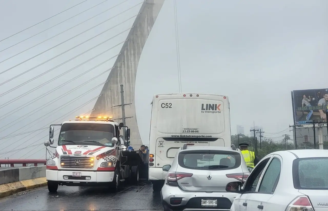 El incidente ocurrió en la intersección de la avenida Santa Bárbara y Morones Prieto, en la colonia Del Valle. Foto: Protección Civil de Nuevo León.