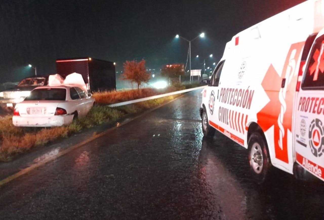 Elementos de Protección Civil de Allende, acudieron rápidamente al lugar para atender a los tripulantes del vehículo. Foto: Protección Civil de Allende.