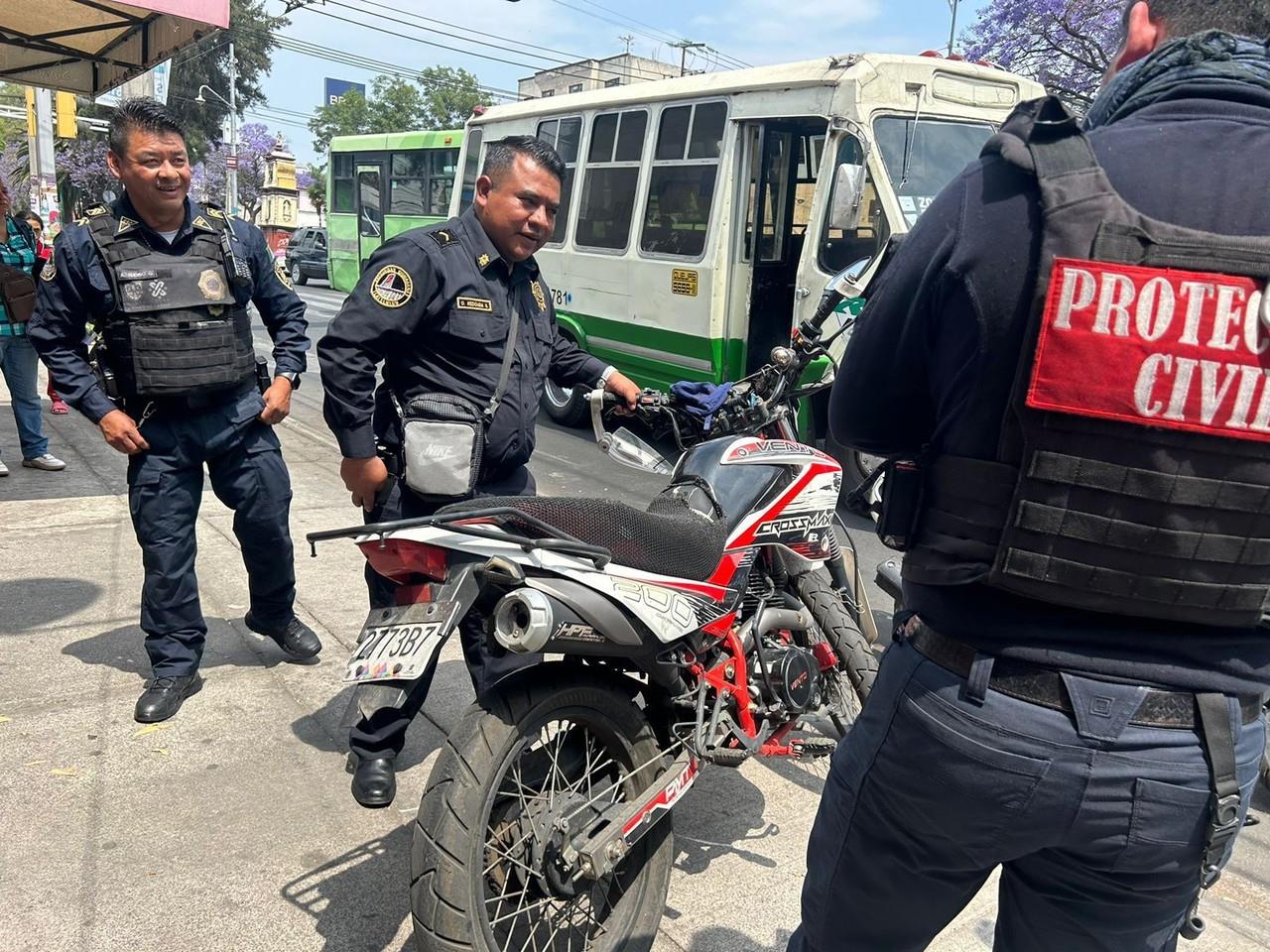 Conductor de microbús arrolla a dos motociclistas, hay menores de edad heridos