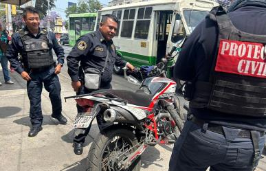 Conductor de microbús arrolla a dos motociclistas, hay menores de edad heridos