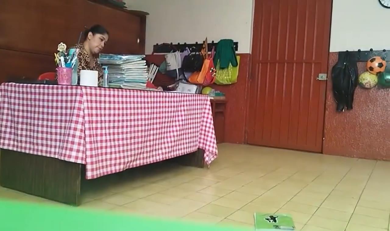 Los niños tuvieron que levantar sus cuadernos del piso. Foto: Captura de pantalla