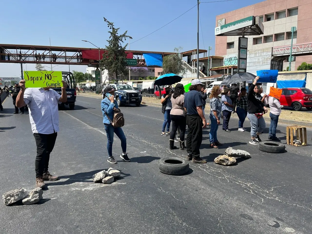 Los manifestantes bloquean los carriles centrales por falta de agua. Imagen: POSTA