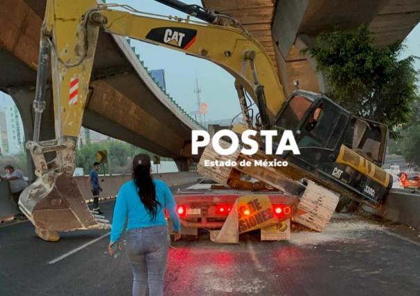 Cae retroexcavadora de plataforma, paraliza la México-Querétaro