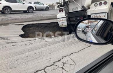 Cae revolvedora en socavón en la carretera a Laredo ¡Se lo tragó la tierra!
