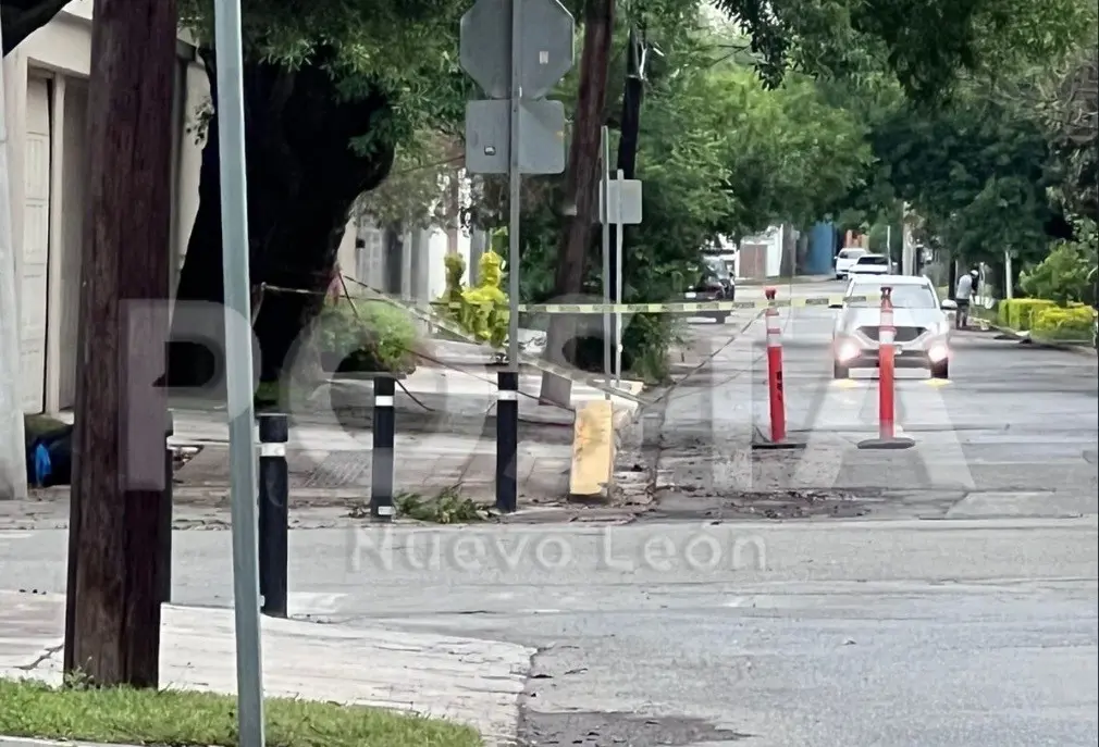 Aunque han llamado incesantemente al número de atención al cliente de la Comisión Federal de Electricidad, los vecinos afirmaron que cada que llaman les dicen que no existen números de reporte. Foto. POSTA.