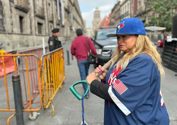 Ceci Flores, madre buscadora, se viste de beisbolista para ser atendida por AMLO