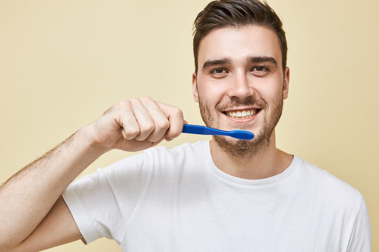 Lavarse los dientes ayuda a prevenir malestares bucodentales. (Fotografía: Freepik)