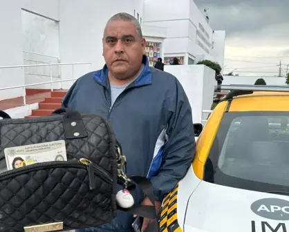 ¡Se busca a la dueña! Taxista de Escobedo devuelve bolsa olvidada a autoridades