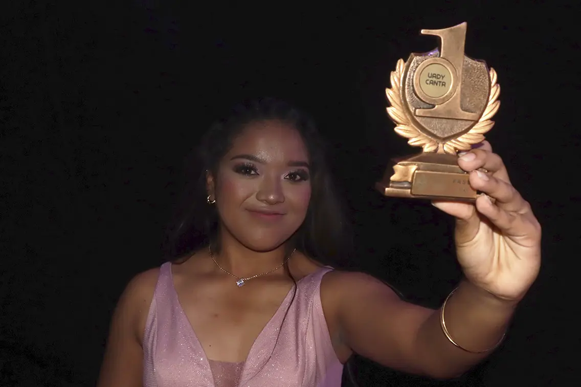 La estudiante de  la Facultad de Enfermería Josselyn Danae Pérez Novelo, fue la ganadora del primer concurso Uady Canta.- Foto de la Uady