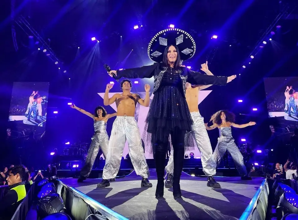 Laura Pausini posa con un sombrero de mariachi en su concierto. Foto: Arena Ciudad de México