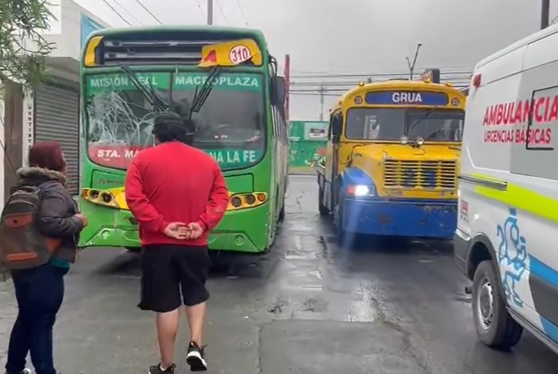 Ante este suceso, unidades de Protección Civil Nuevo León se movilizaron de inmediato al lugar del accidente. Foto: Protección CIvil de Nuevo León.