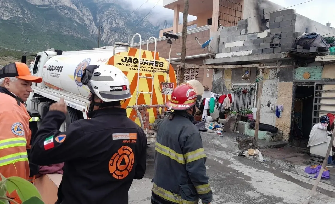 Las autoridades trabajaron en conjunto para controlar la situación y evitar que el fuego se propagara a otras viviendas cercanas. Foto: Protección Civil de Nuevo León.