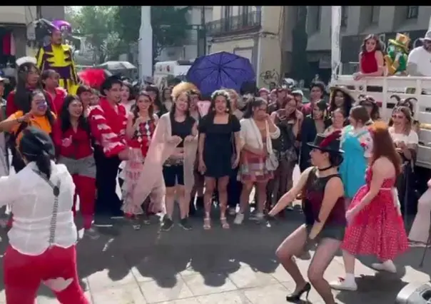 Marchan en Toluca para celebrar el Día Mundial del Teatro