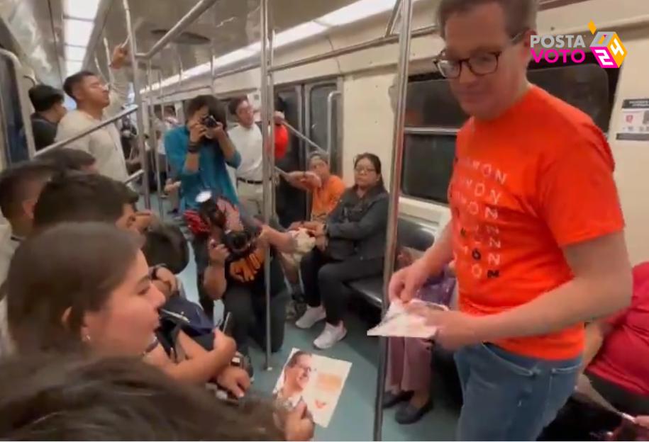 Chertorivski viaja en Metro como parte de su campaña