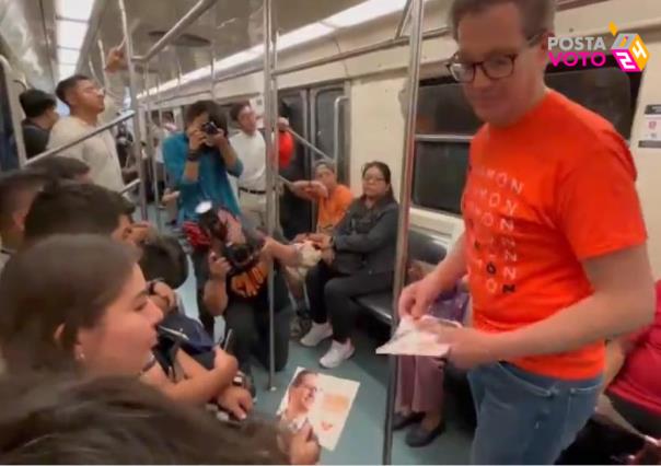 Chertorivski viaja en Metro como parte de su campaña