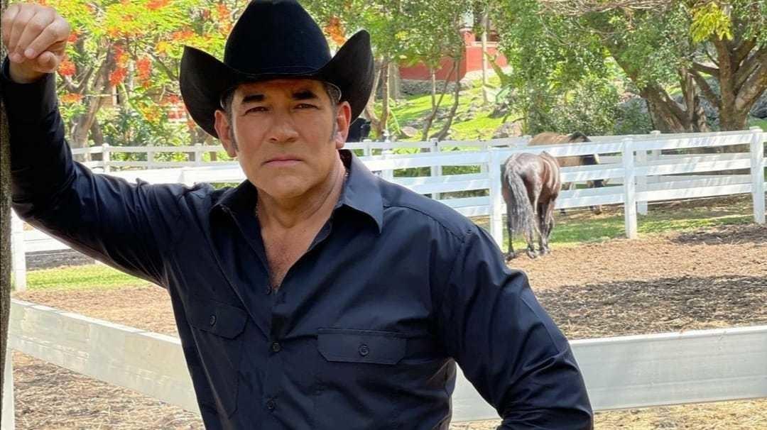 Eduardo Santamarina fue captado afuera de Televisa. Foto: Instagram