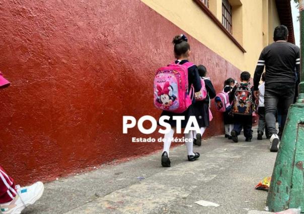 Era normal que maestra aventara sus libretas: alumnos (VIDEO)