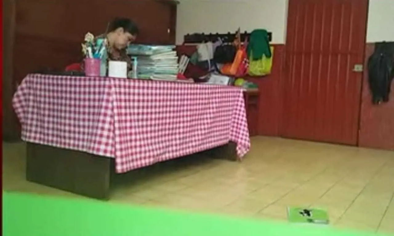 La maestra fue videograbada agrediendo a sus alumnos. Imagen: Captura de pantalla.