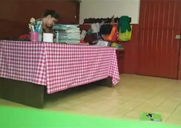 Destituyen a profesora que arrojó libretas en primaria de Toluca