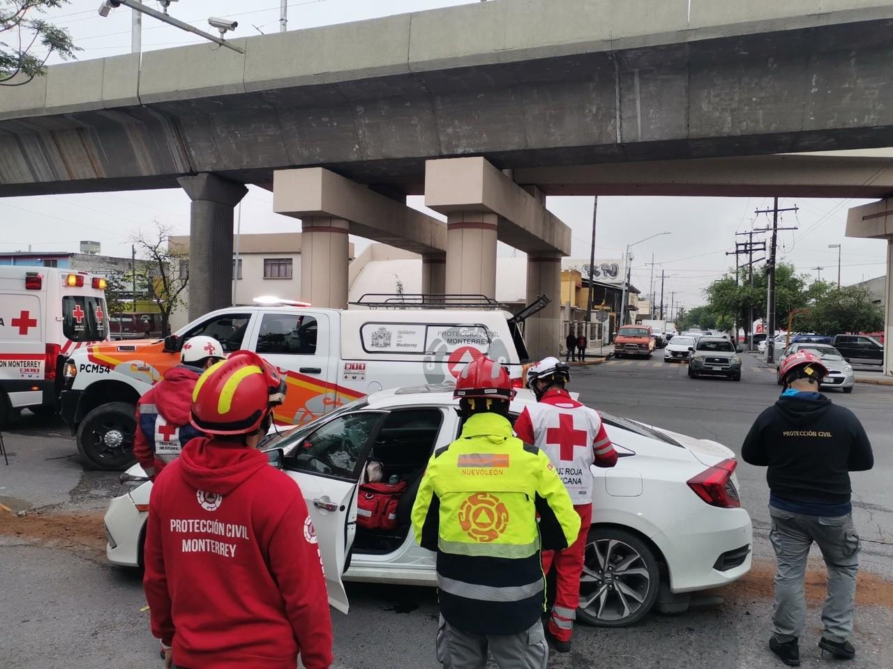 Choca contra poste en avenida Colón