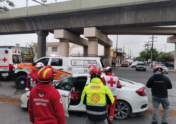 Choca contra poste en avenida Colón