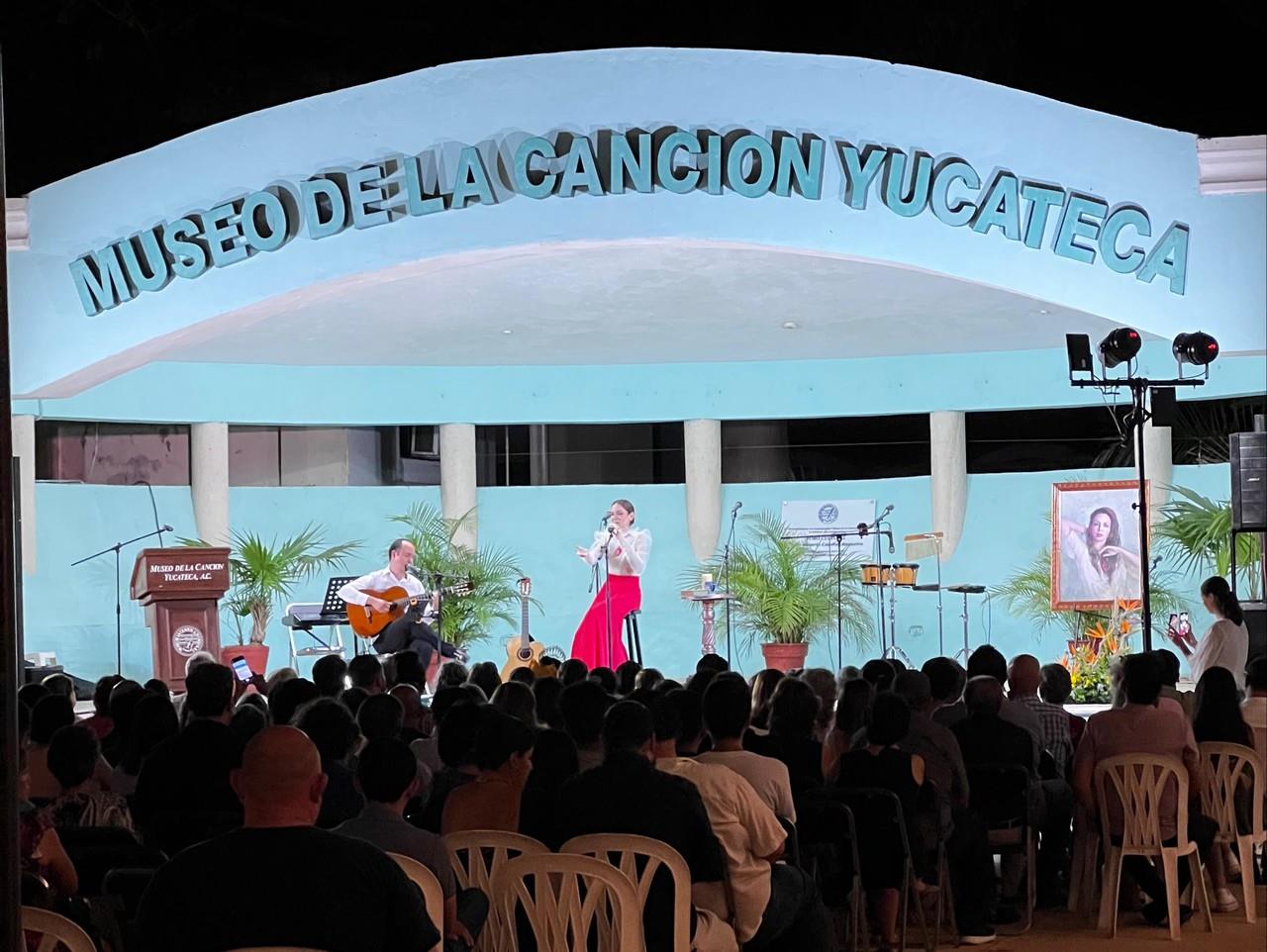 Develación del óleo en honor de María San Felipe, en el Museo de La Canción Yucateca. Foto: Irving Gil