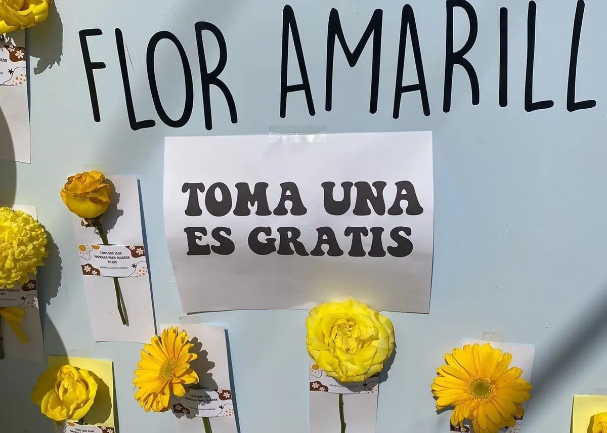 Regalan flores amarillas a jovencitas de Victoria