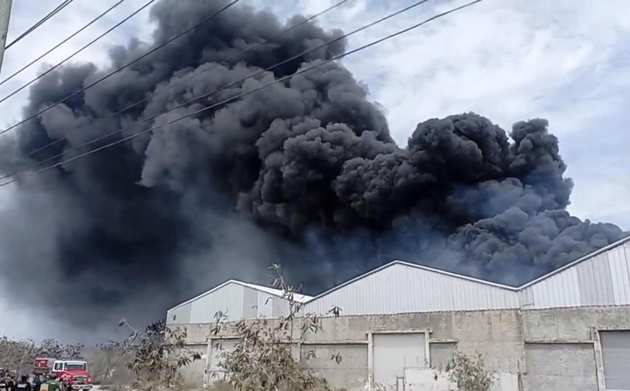 Un incendio en unos terrenos cercanos a una bodega ubicada en la carretera Mérida- Cancún hizo que se genere una gran columna de humo que se pudo ver en distintos puntos de la ciudad capital.- Foto de redes sociales