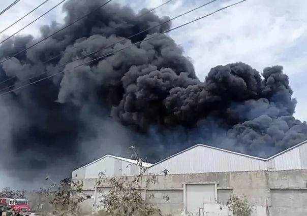 Negra columna de humo por un incendio es vista en distintos puntos de Mérida