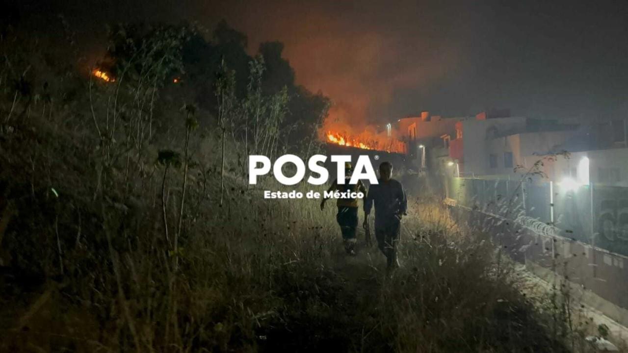 Los bomberos trabajan para evitar que el fuego llegue a la zona habitacional. Foto: Fernando Cruz