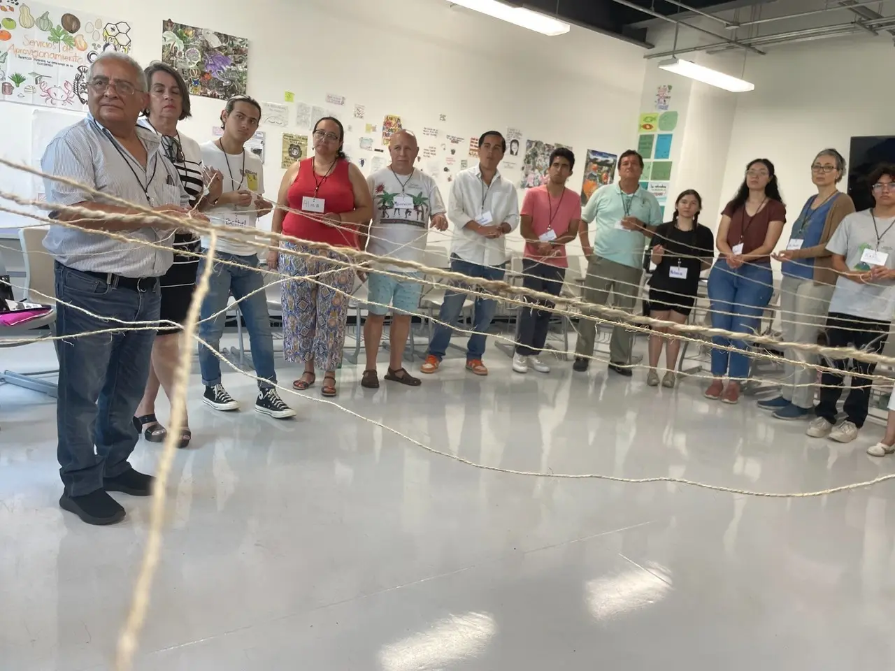 Ciudadanos de diversas edades, ocupaciones y saberes, motivados por intercambiar ideas, opiniones y propuestas para la conservación del medio ambiente. Foto: Alejandra Vargas