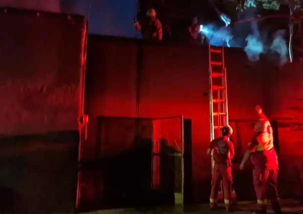 Sofocan incendio en pizzería de Santiago