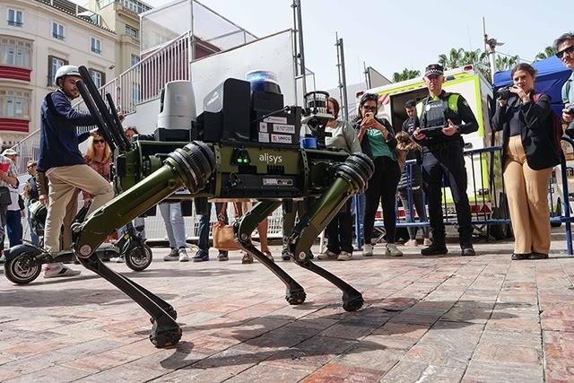 En su debut junto a la Policía por la céntrica calle Larios de Málaga. Foto: Redes Sociales.