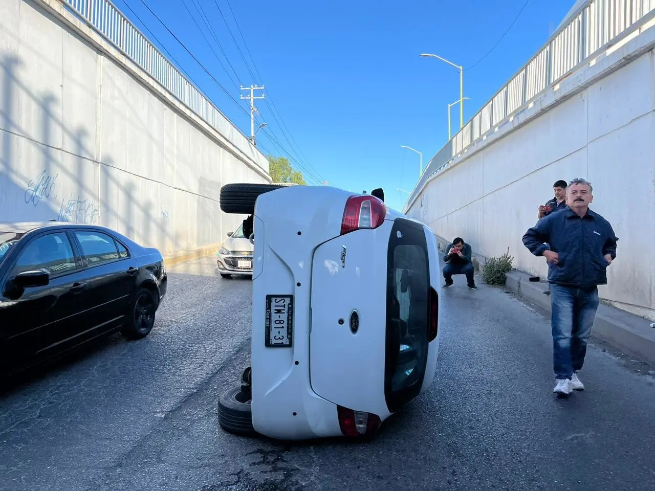 Las autoridades de tránsito acudieron al lugar donde tomaron conocimiento de los hechos y resguardaron el área. (Fotografía: Marco Juárez)