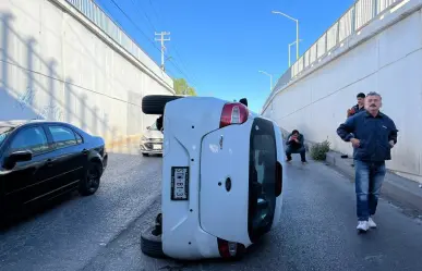 Adulta mayor resulta ilesa tras volcar su automóvil en Saltillo