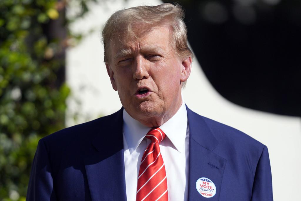 El expresidente y virtual candidato presidencial republicano Donald Trump habla después de votar en la primaria de Florida en Palm Beach, Florida, 19 de marzo de 2024. (AP Foto/Wilfredo Lee, File)