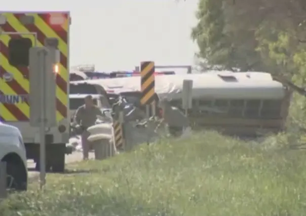 Tragedia en Texas: 2 muertos y 40 heridos en accidente de camión y autobús escolar