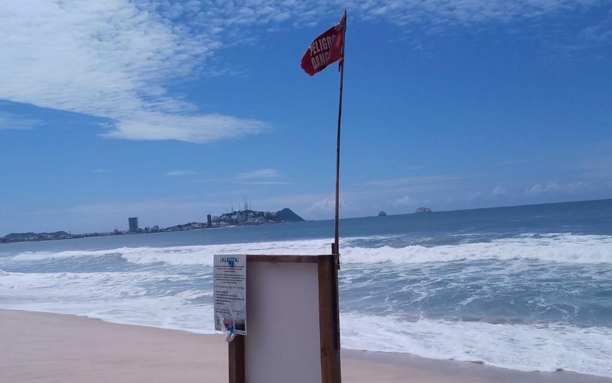 Al menos cuatro turistas fueron arrastrados por la corriente al mar en Mazatlán, Sinaloa; uno de ellos perdió la vida. Foto: Por los pasillos