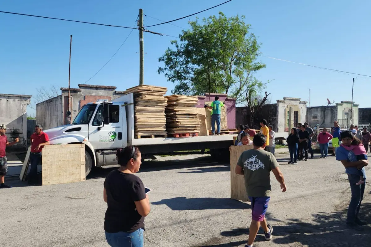 Empleados de la empresa y vecinos del sector Los Fresnos de Valle Hermoso, descargando páneles de triplay. Foto: Facebook @TarimasyRecicladosValleHermoso