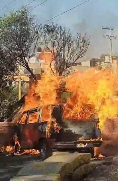 Arde camioneta por aparente falla mecánica en la GAM, no hay heridos