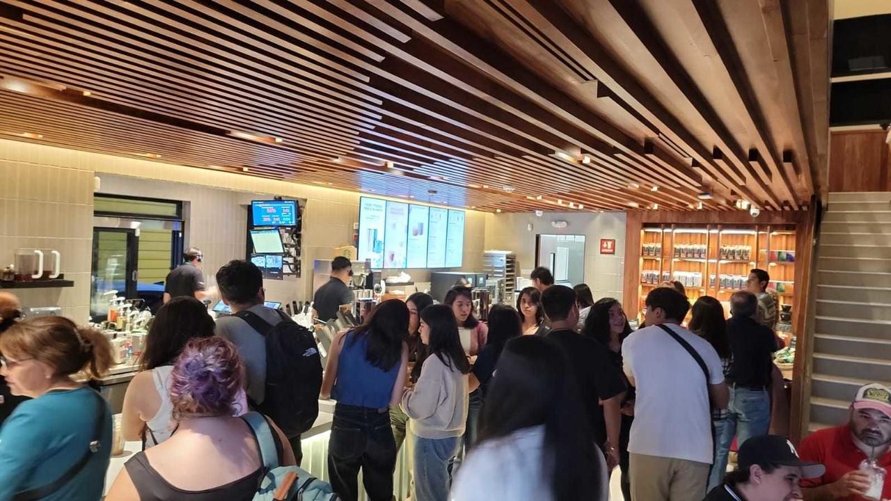 Tiendas de Starbucks se llenaron por la promo del Frappe. Foto de Arath Cisero.