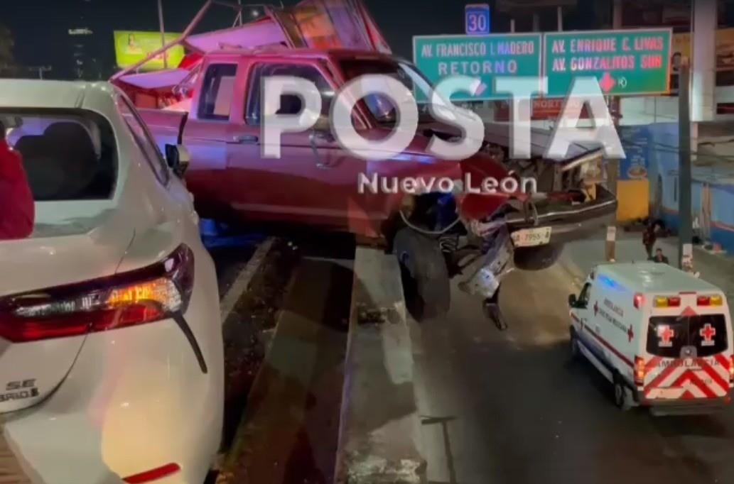 Queda camioneta colgando en puente de Gonzalitos tras choque